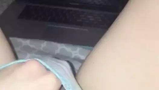 Sürtünme büyük klitoris ve kabarık memeleri onu cumtributing erkeklere