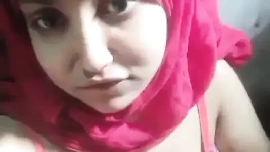 Soniya tarafından odasında kendini musterbasyon