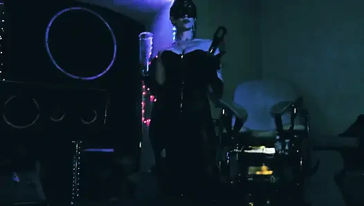 Deri sahibe eva lateks kadın egemenliği fetiş orta yaşlı seksi kadın penis pompasıyla oyuncaklar bdsm sapık ateşli seksi