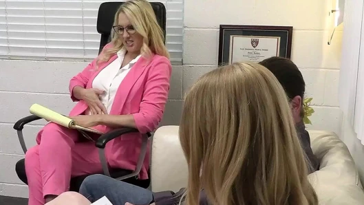 Minyon üvey kız üvey babasına çılgın bir sır olarak aşık oluyor, bu yüzden aile terapisinden geçmek zorunda kalıyorlar