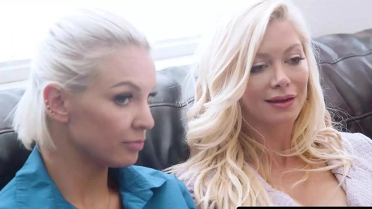 Annenin kızı - genç lily larimar, ateşli doktoru kenna james ve 2 azgın üvey annesiyle vahşi seks yapıyor