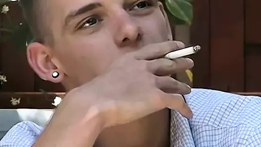 sıska düz twink mastürbasyon ve sigara puro solo