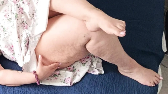 Gerçek büyük götlü orta yaşlı seksi kadın büyük zenci yarağı sevgilisi için soyunuyor. Irklararası yaramaz oyun.