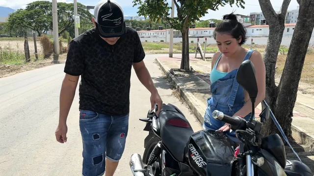 Motosikleti mahsur kalmış seksi, büyük götlü bir kız buluyorum, bu yüzden ona yardım etmeye karar veriyorum ve karşılığında ona zengin ve sert bir sikiş yapmama izin veriyor.