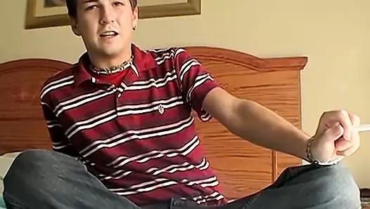 Joshua puroları o kadar çok seviyor ki mastürbasyon yaparken sigara içiyor