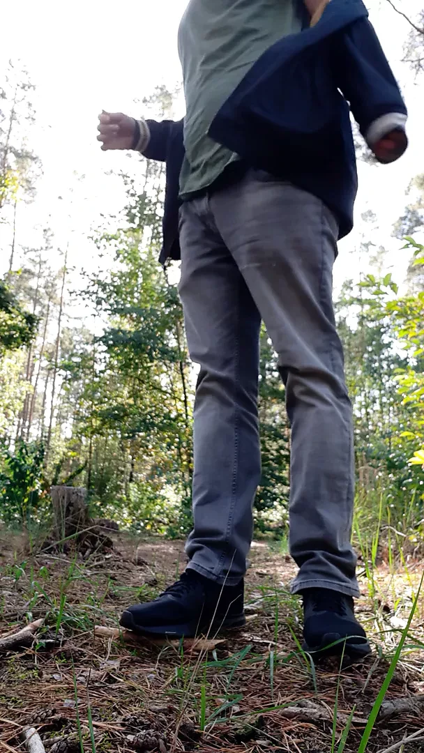 Ich ziehe mich nackt im Wald aus