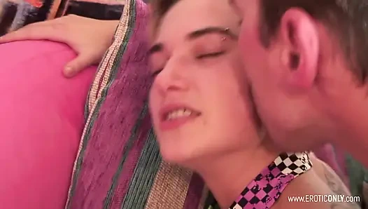 Eşcinsel erkek kardeşine anal sekste yardım ediyor