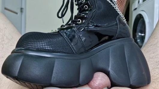 Taşak ezme, taşakları çiğneme ve bekaret kemerinde yarak. Dominatrix Nika taşakları tekmeliyor ve çizmelerinin içinde eziyor.