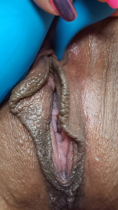 Seksi iç çamaşırı giyen Ku, yakın çekimde mastürbasyon yapıyor ve orgazm 💦 olana kadar tüm oyuncaklarını fışkırtıyor | Klip 1