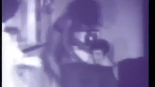 Azgın siyah beyaz orta yaşlı seksi kadın ve takma yarak dildo ile klasik üçlü grup seks (ses yok ama müzik)