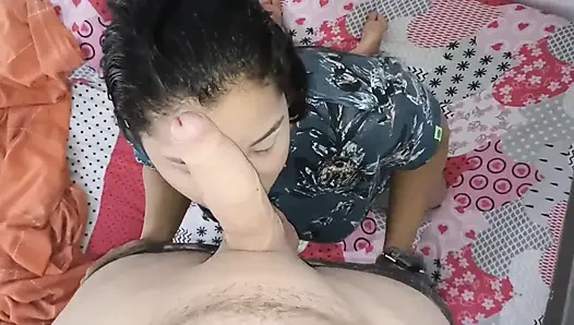 Herkes evin dışındaydı ve üvey kız kardeşimin odasına gittim ve onu kaydetmesine şaşırdım ve hoşuma gitti ve sonunda fu oldu