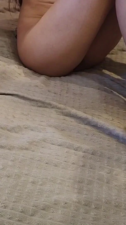 Gerçek bir üvey aile videosu! Üvey kız kardeşim bana mastürbasyon yapıyor ve ayaklarına boşalıyor | Klip 1