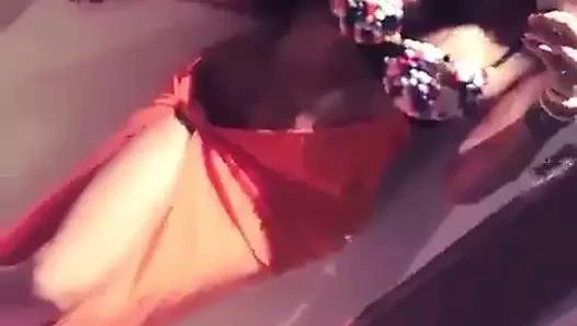 Arap dansı ve muhteşem vücudunu sergiliyor