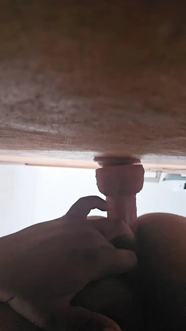 Yeni oyuncağımı banyoda test ediyorum! Harika bir lanet şimdi gerçek bir tane istiyorum!