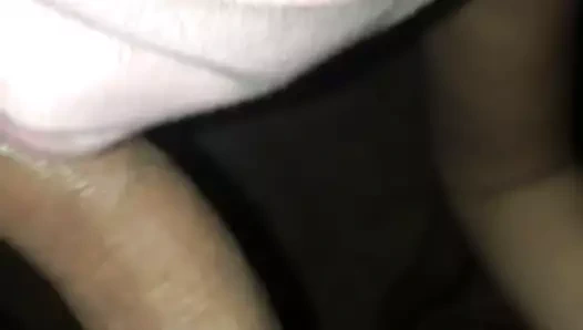 a genoux pour pomper sa bite