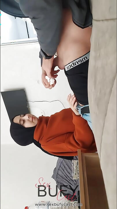 Küçük Türk sekreterine önce ofiste sakso çektiriyor sonra apartta sikiyor.