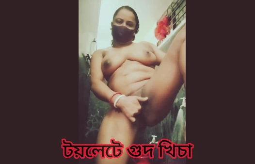 For the first time sexy boudi fingering in toilet.