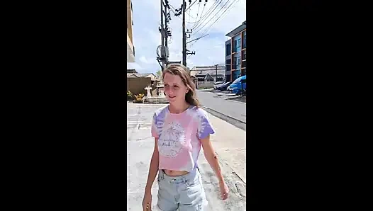 Ateşli bir günün ardından serinlemek için buzdolabının önünde sikişiyoruz