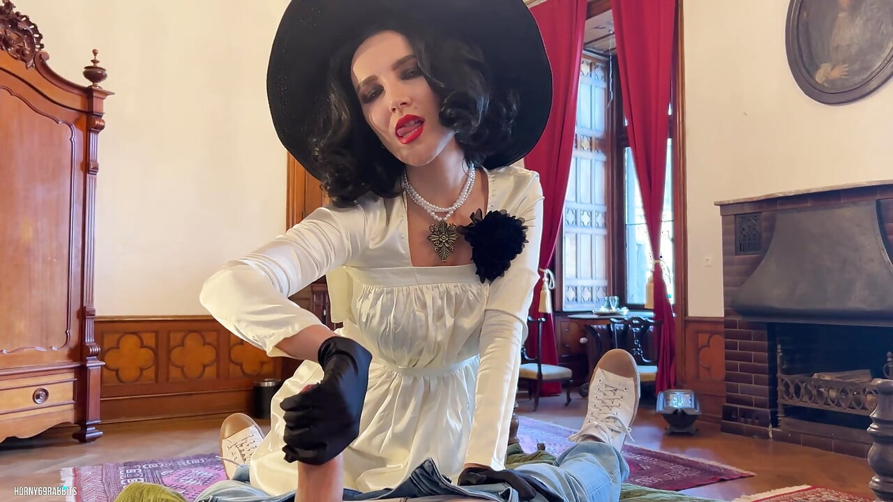 Lady Dimitrescu emiyor ve sikişiyor. Resident Evil Village Cosplay