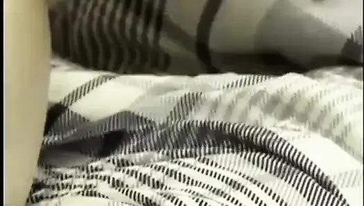 Komik çilli kırbaçlanan Allison Wyte kanepede eğiliyor ve amını dildoyla sert okşuyor