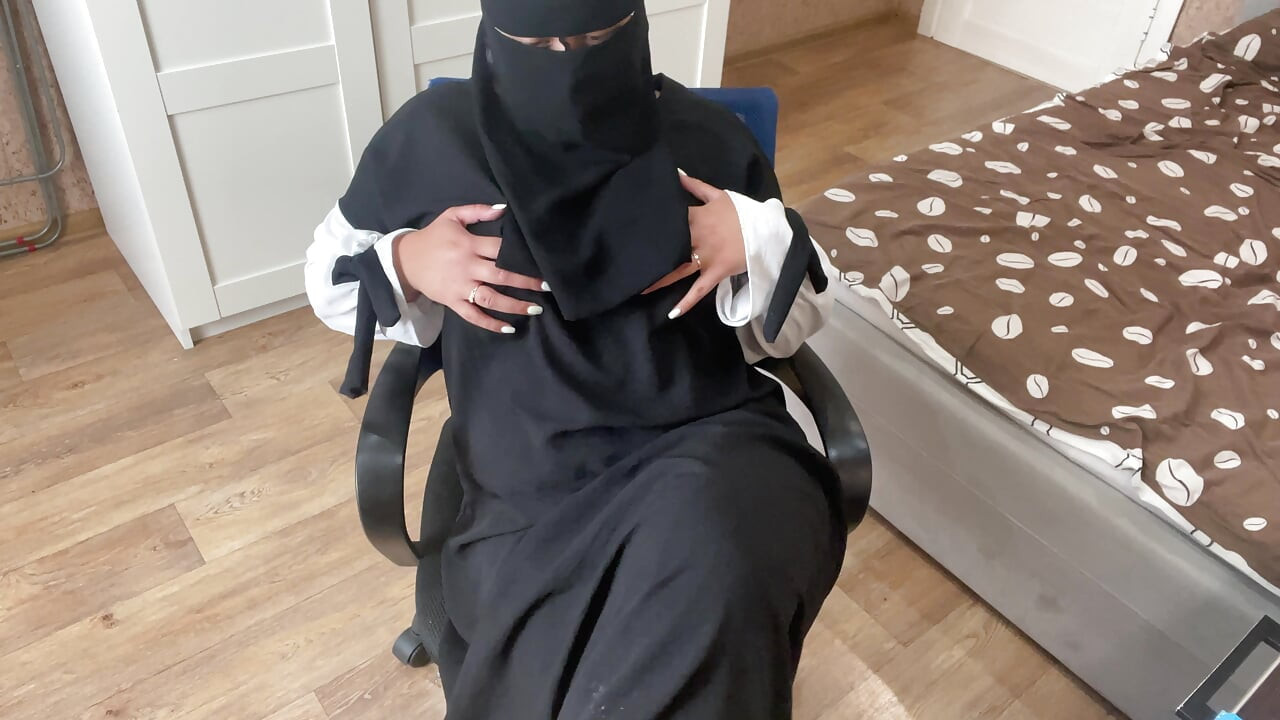 Aziza mastürbasyon yaparken sohbet etmeyi çok seviyor, bu arap çok ateşli bir kadın
