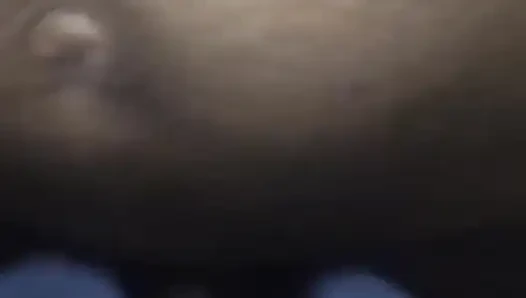 İnleyen sesi büyük siyah yarağımı deliklerinin içinde daha sert yapıyor