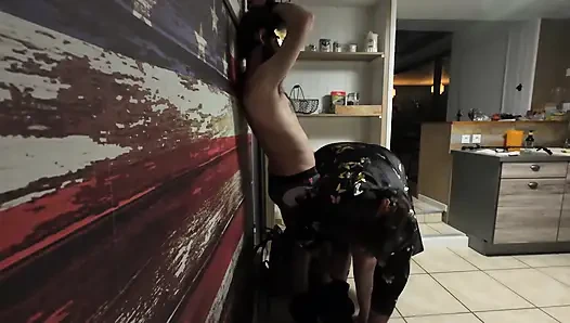 Güçlü ev hanımı tarafından davetsiz misafir yakalandı, taşındı ve ödüllendirildi