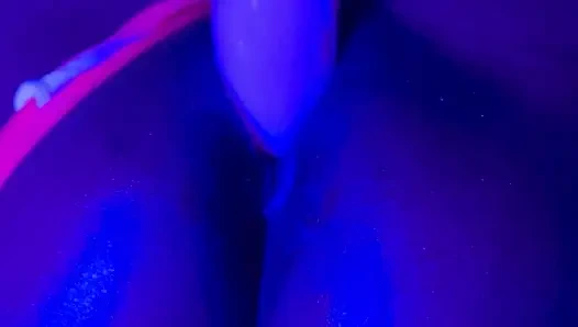 Zenci tanrıça sızdırıyor: neon tanga ve dildo fışkırtıyor