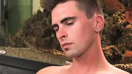 Dövmeli sporcu mastürbasyon yapıyor