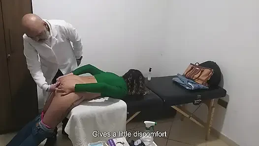Gerçek doktor hastanın götünü ve göğüslerini muayene ediyor.