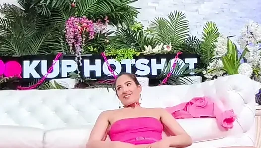 Ava Alex'in ağzında bir dildo ve amında büyük bir yarak!