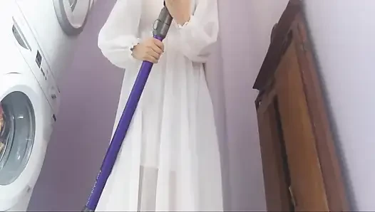 Chantal iyi bir ev hanımı ama bazen elektrikli süpürgeyle çok fazla kalıyor