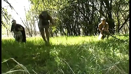 Askeri lezbiyenler birbirlerinin amlarını yalıyor ve sikiyor