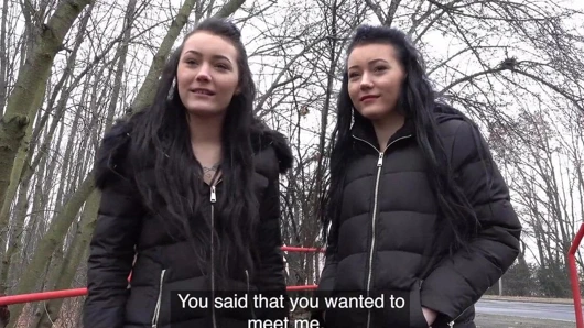 Kamu ajanı gerçek ikizler sokakta durdu