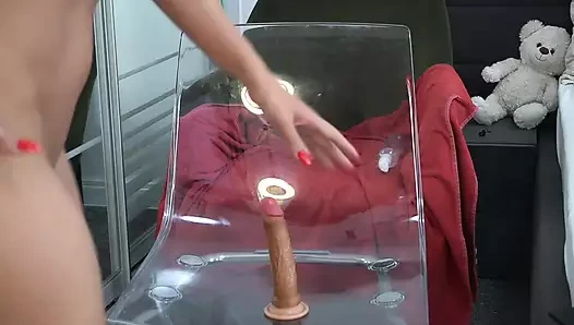 Muhteşem milf sıçrayan üzerinde bir büyük yapay penis içinde farklı pozisyonlar