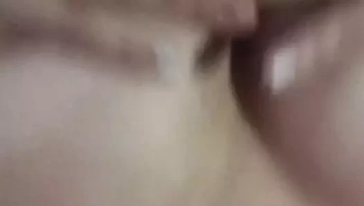 Üvey erkek kardeşimi büyük göğüslerime dokunarak ve şişman götümü sallayarak baştan çıkarıyorum, onun benim için kırması için istekli