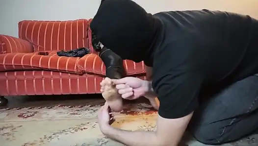 Deri giyen kadın egemenliği kölesinden ayaklarıyla yalanıyor