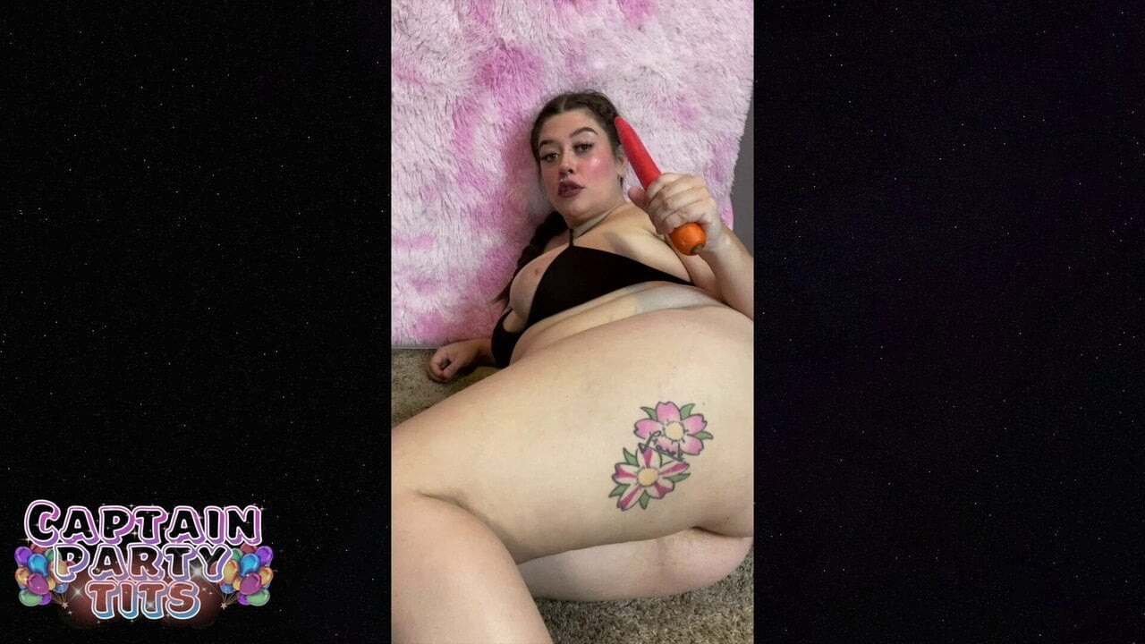 Tombul büyük meme kaltak poposuna havuç koyar – anal eğitim