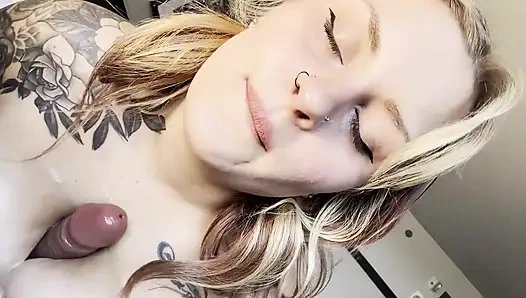 Islak memeler ve ayak parmakları: ayak parmaklarıma boşal