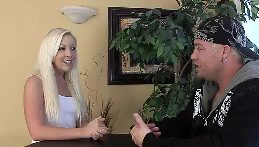 Sarışın hottie çobanpüskülü tilki gets derin yaraklı içinde ona kel kapmak