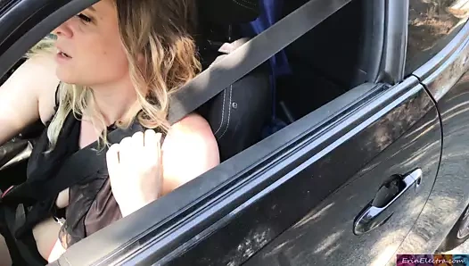 Orta yaşlı seksi kadın bozuk arabalı adama yardım ediyor