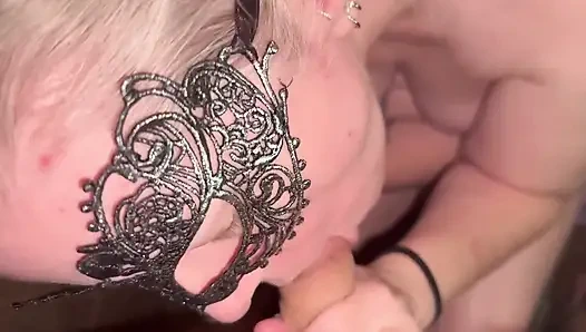 Evli kadın bakış açısıyla sikini emiyor ve sana ödülünü gösteriyor