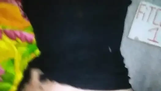 Kız arkadaşım yatakta dörtlü elbiseli