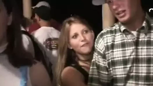 Minyon karma eğitim yapan genç oyuncaklar ona sıcak ıslak kedi