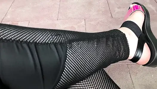 Yeni parlak sandaletlerim ve parmaklarım açık havada azdırıyor