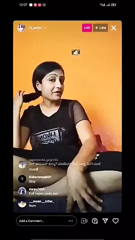 Görüntülü görüşmede göğüslerini gösteren kız