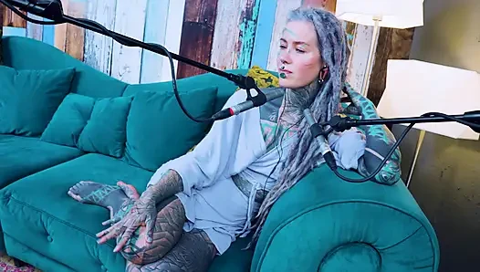 U hakkında konuşuyorum - rahatsız - asmr podcast sfw konuşuyor gotik sıska kız dreadlocks dövmeli model dövmeli kız