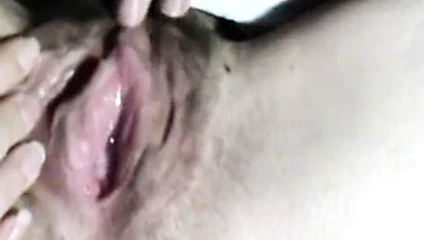 Kedi göstermeyi seviyor