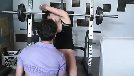 Fitness eğitmeni sadece beni sikmek istedi