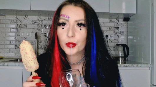 Bugün çok sıcak, seni dondurmayla beslemem gerekiyor. Yemek fetişi, tükürme fetişi